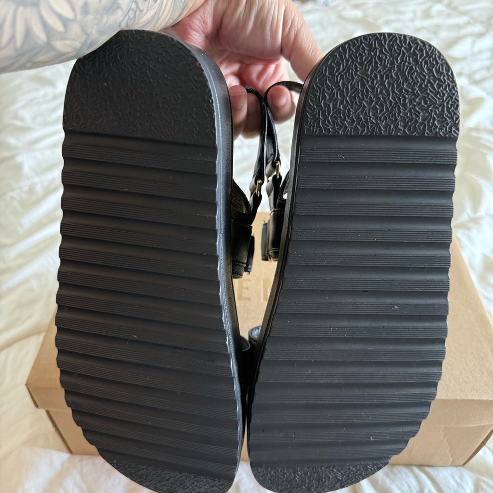Steve Madden Black Platform Velcro Sandals with Gold Accent 9.5 - Picture 5 of 6